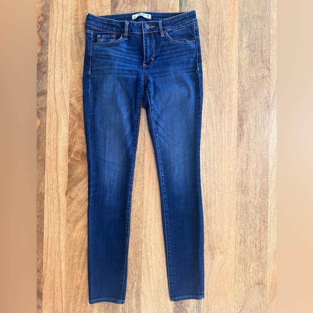 Abercrombie & Fitch Dark Wash Skinny Jeans
Size: 0S (W25, 26” inseam)
